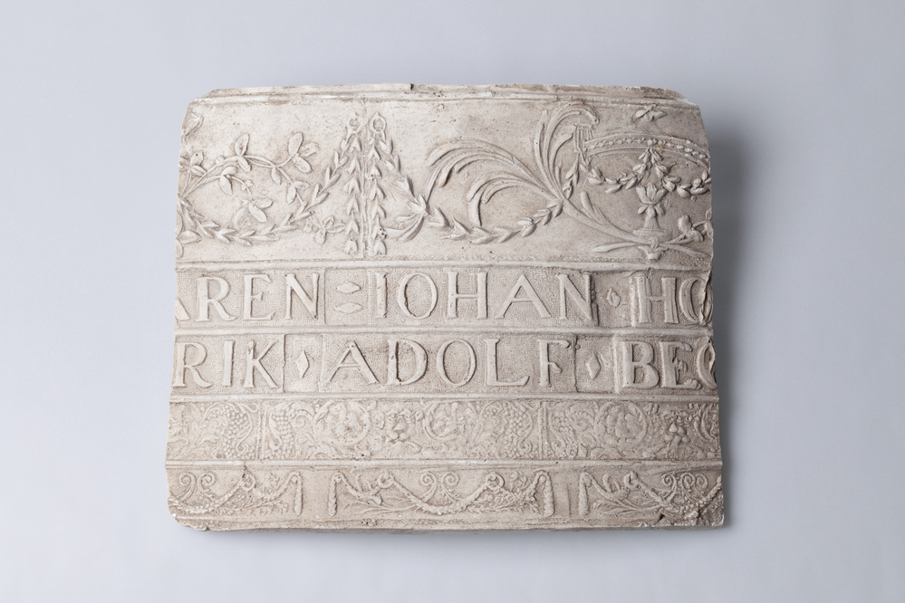 Gipsafgietsel van de klok te Midwolda