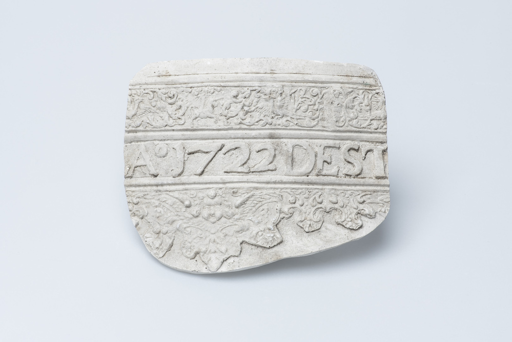 Gipsafgietsel van de klok te Sappemeer (Noorderstraat 103)