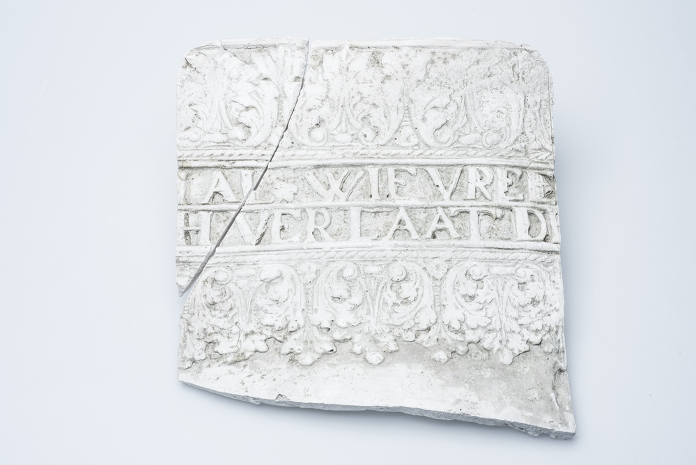 Gipsafgietsel van de klok te Oldehove