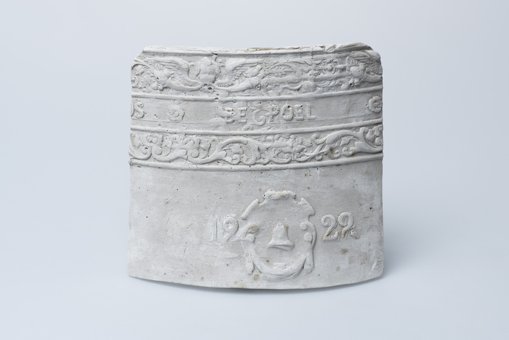 Gipsafgietsel van de klok RK kerk te Zuidhorn