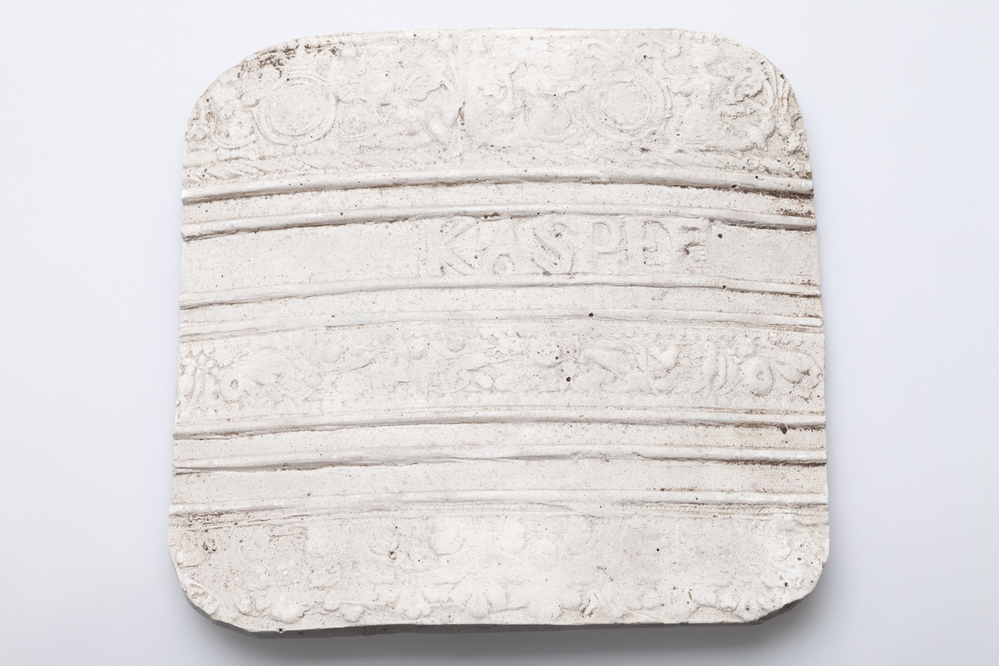 Gipsafgietsel van de klok te Ten Boer