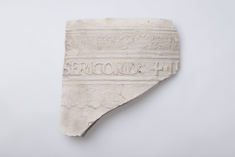 Gipsafgietsel van een klok van het klokkenspel te Middelstum.