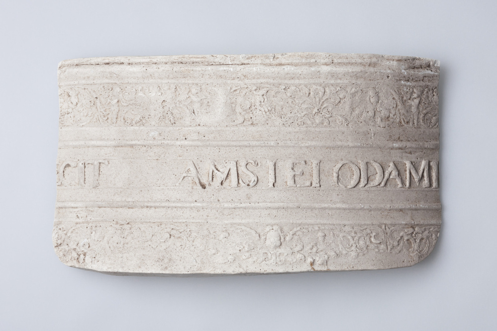 Gipsafgietsel van een klok van het klokkenspel te Middelstum