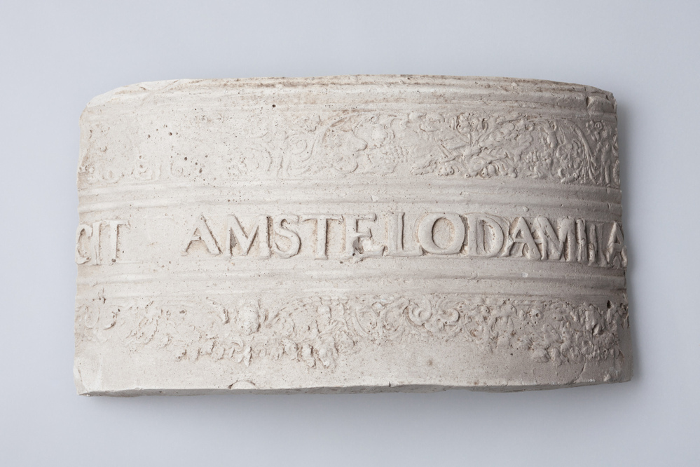 Gipsafgietsel van een klok van een klokkenspel te Middelstum