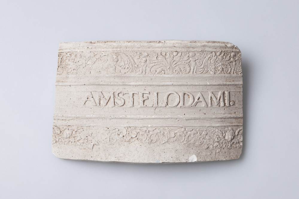 Gipsafgietsel van een klok van het klokkenspel te Middelstum