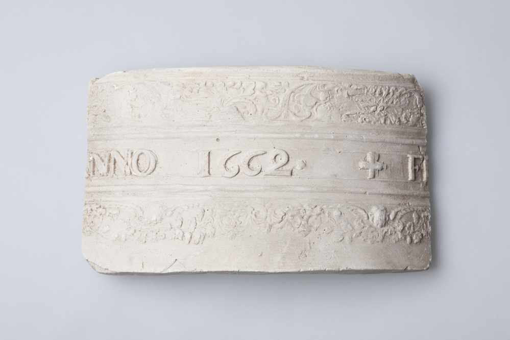 Gipsafgietsel van een klok van het klokkenspel te Middelstum