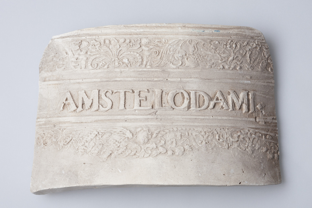 Gipsafgietsel van een klok van het klokkenspel te Middelstum