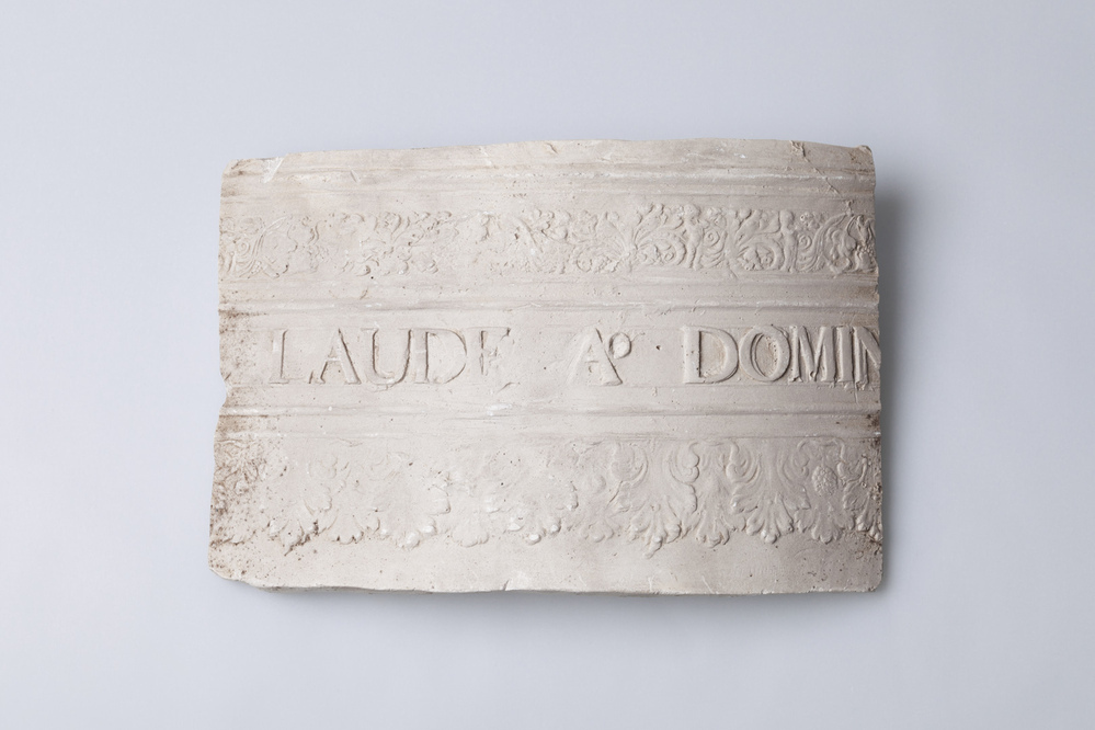 Gipsafgietsel van een klok van het klokkenspel te Middelstum