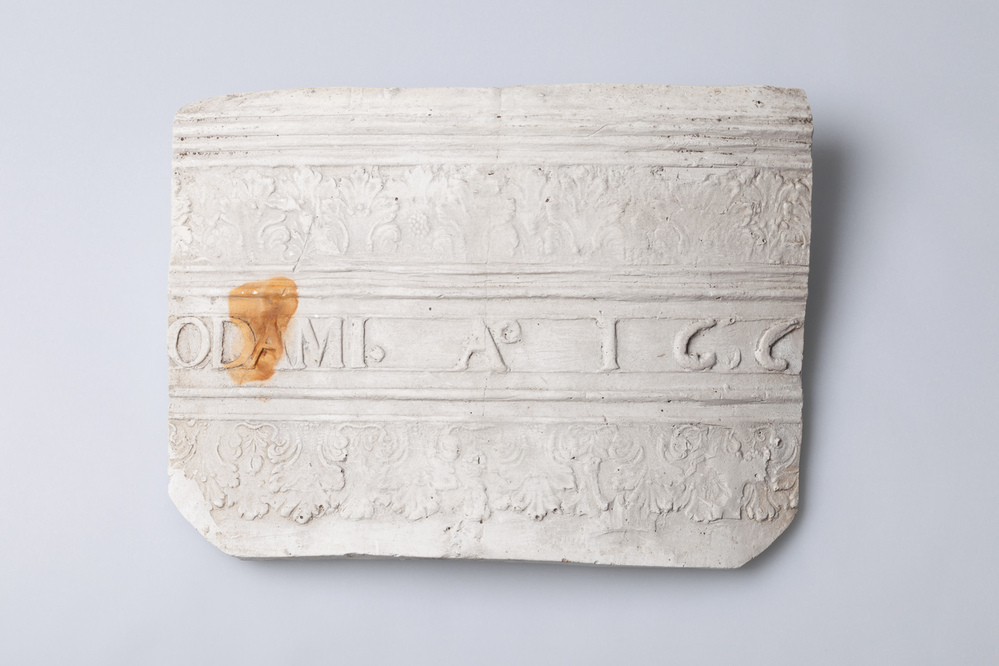 Gipsafgietsel van een klok van het klokkenspel te Middestum