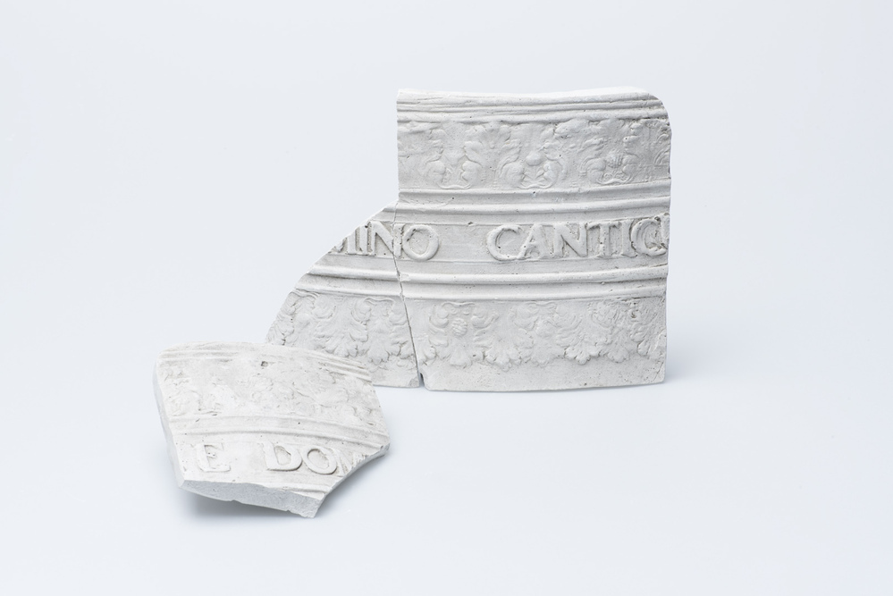 Gipsafgietsel van een klok van het klokkenspel te Middelstum