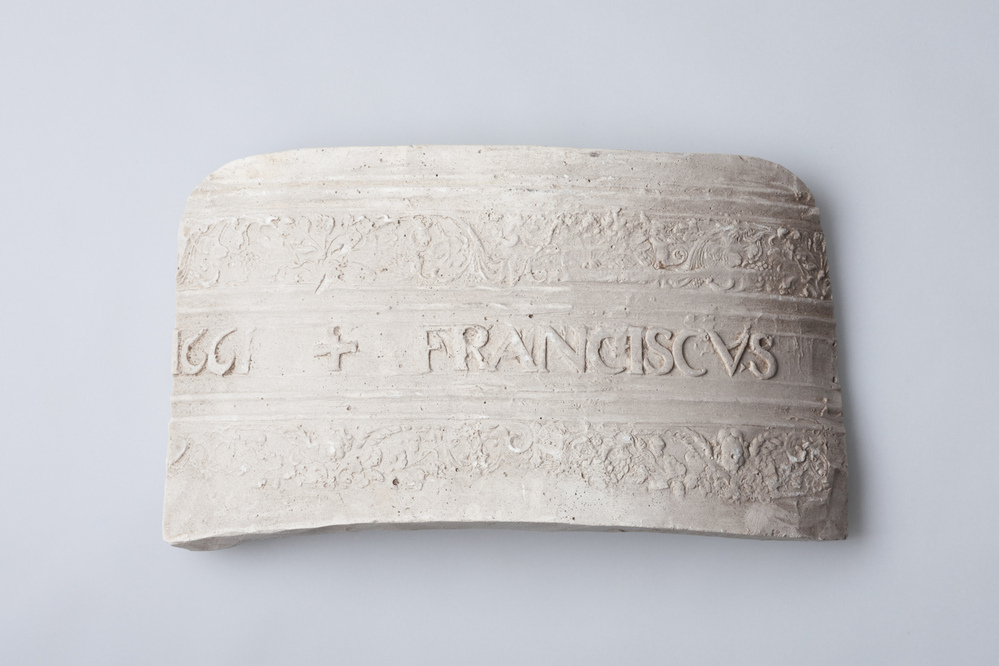 Gipsafgietsel van een klok van het klokkenspel te Middelstum