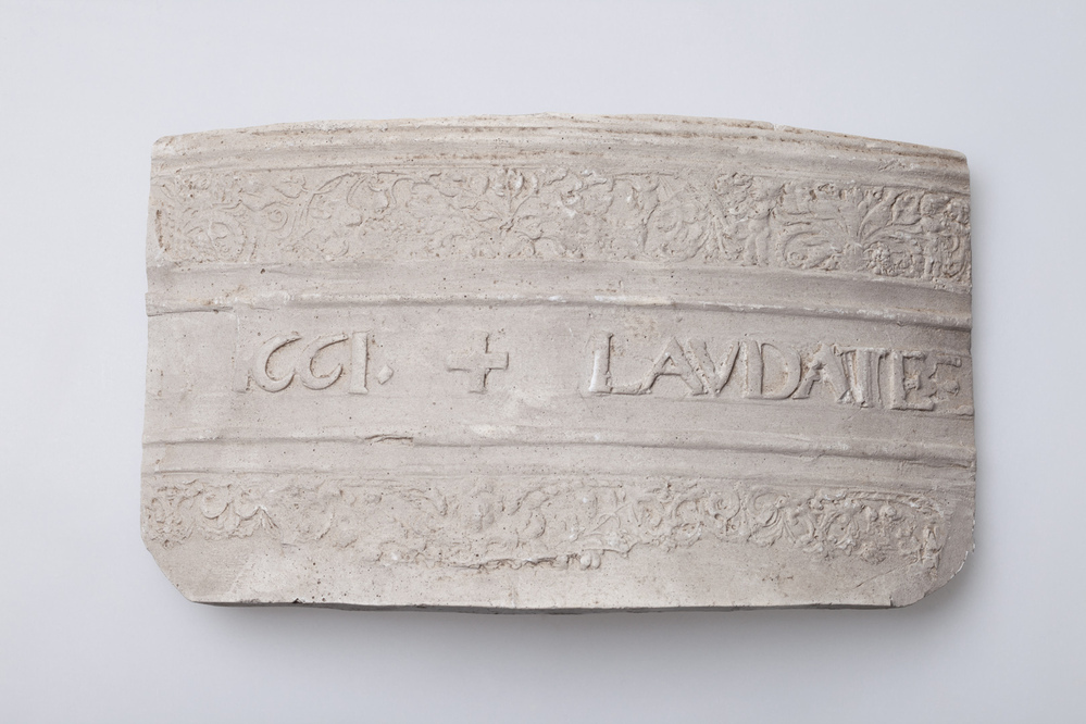 Gipsafgietsel van een klok van het klokkenspel te Middelstum.