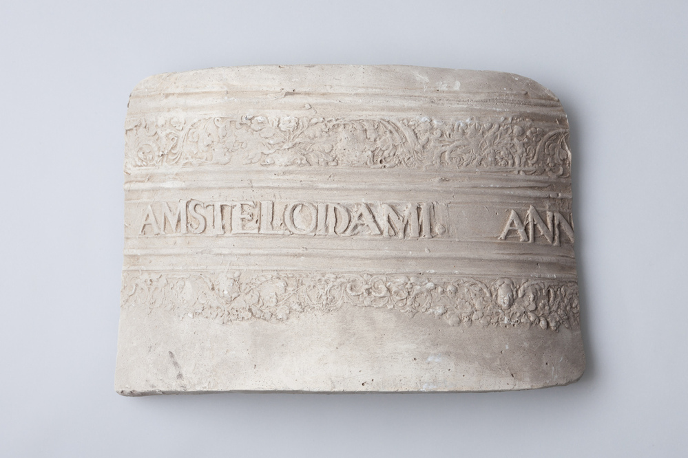 Gipsafgietsel van een klok van het klokkenspel te Middelstum