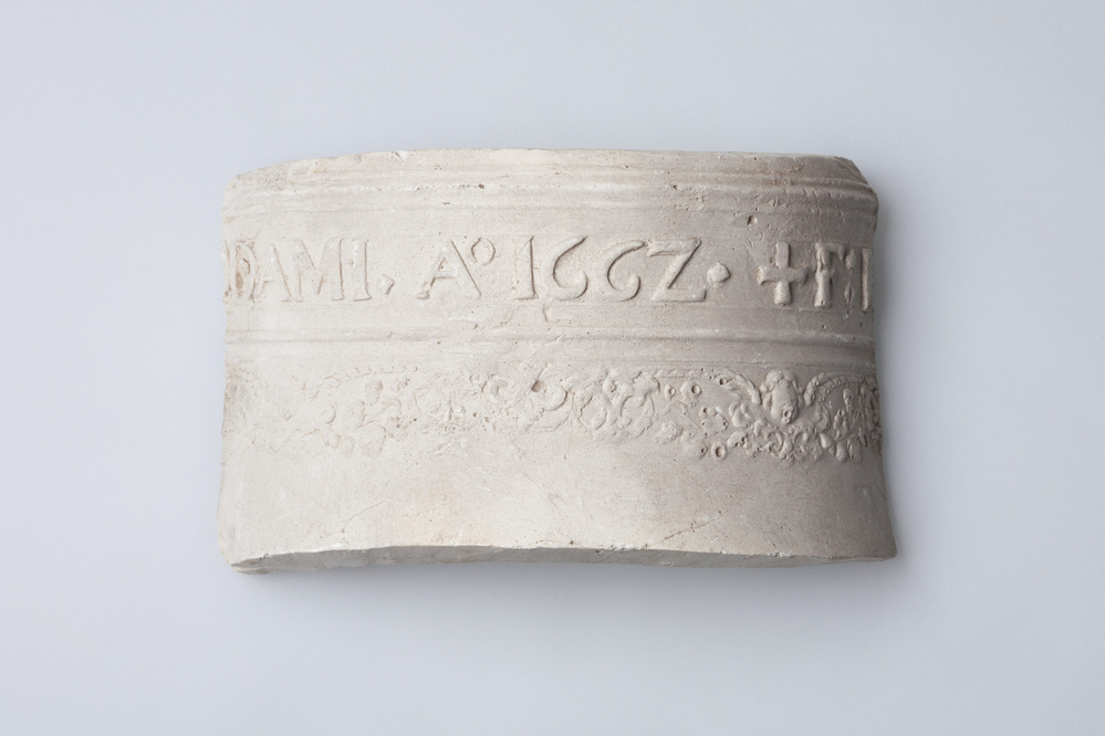 Gipsafgietsel van een klok van het klokkenspel te Middelstum