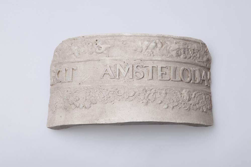 Gipsafgietsel van een klok van het klokkenspel te Middelstum.