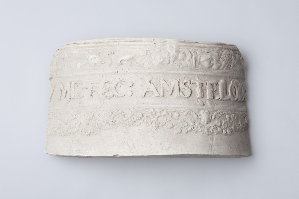 Gipsafgietsel van een klok van het klokkenspel te Middestum