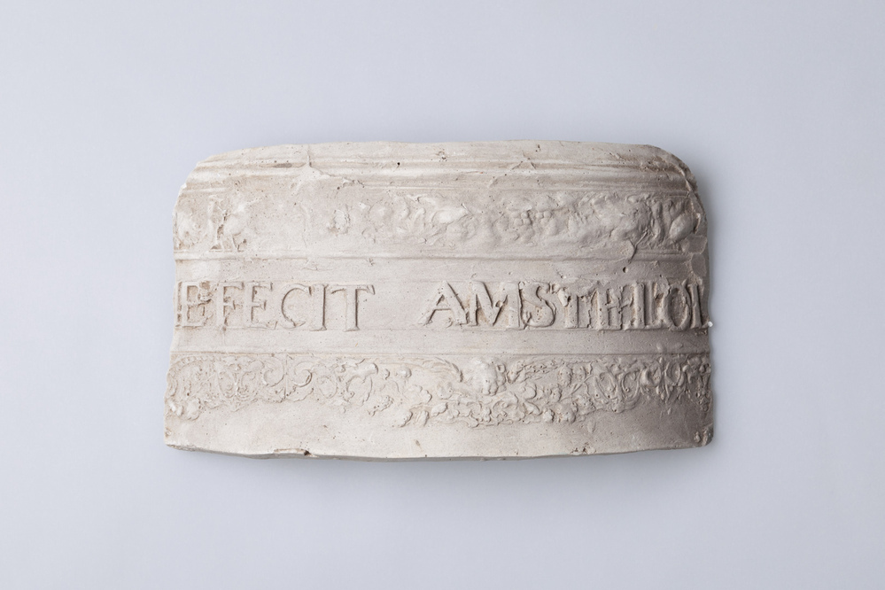 Gipsafgietsel van de klok van het klokkenspel te Middelstum