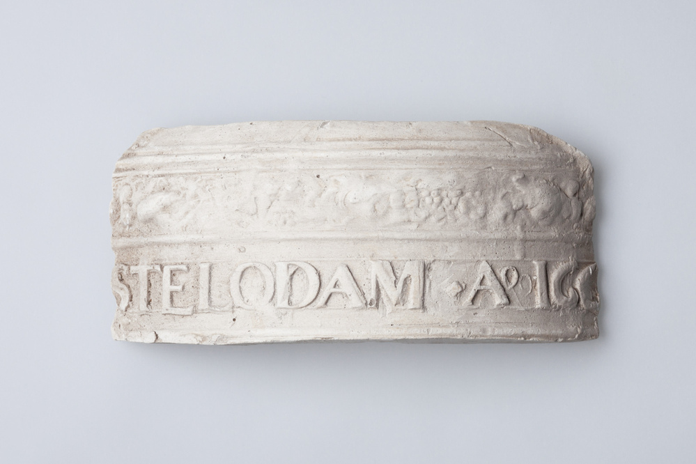 Gipsafgietsel van een klok te Middelstum