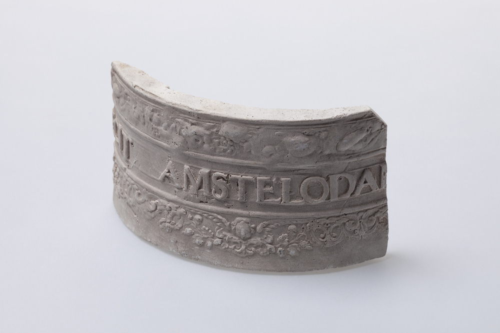 Gipsafgietsel van een klok van het klokkenspel te Middelstum.