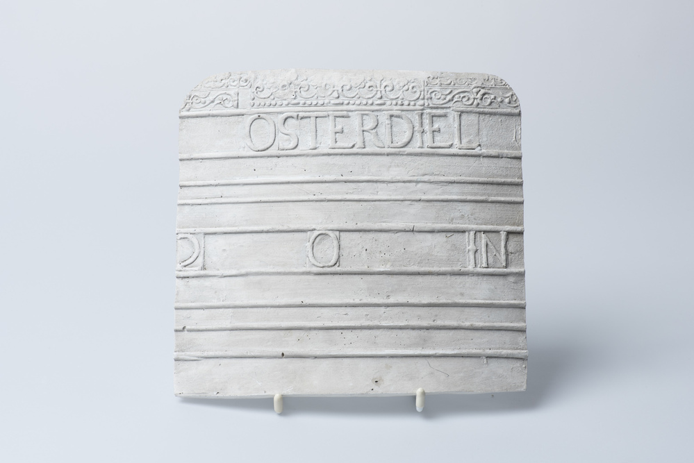 Gipsafgietsel van een klok te Niekerk