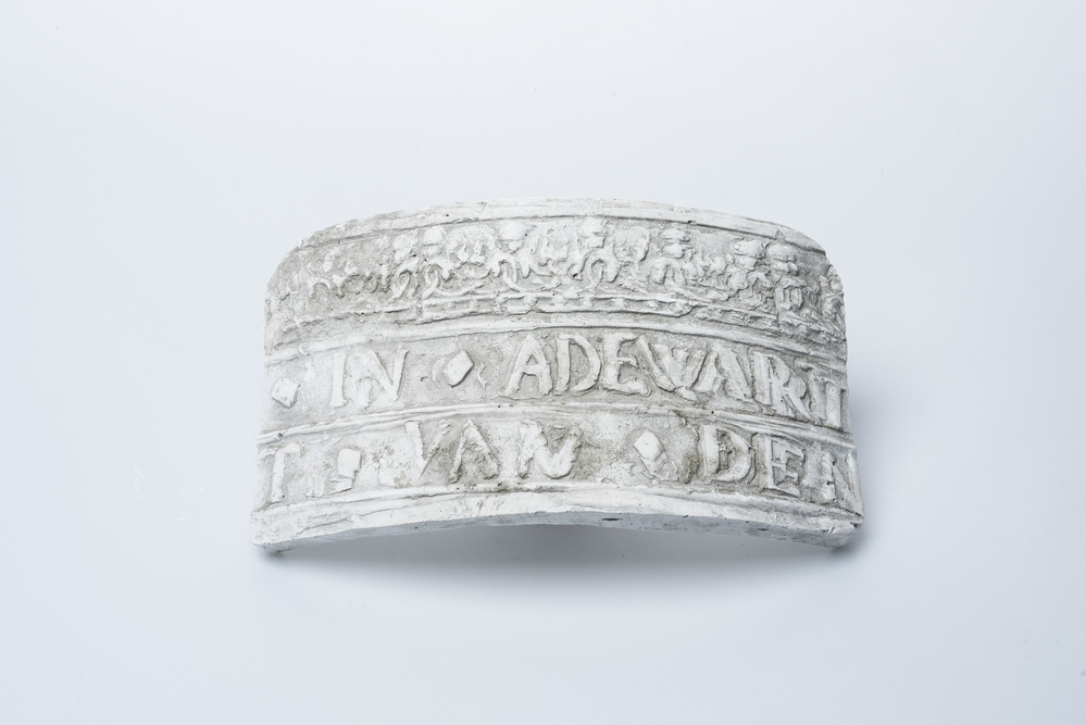 Gipsafgietsel van de klok te Aduard