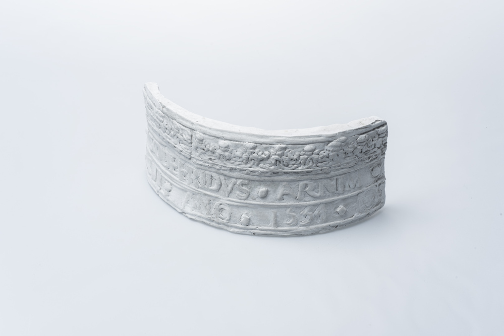 Gipsafgietsel van de klok te Aduard