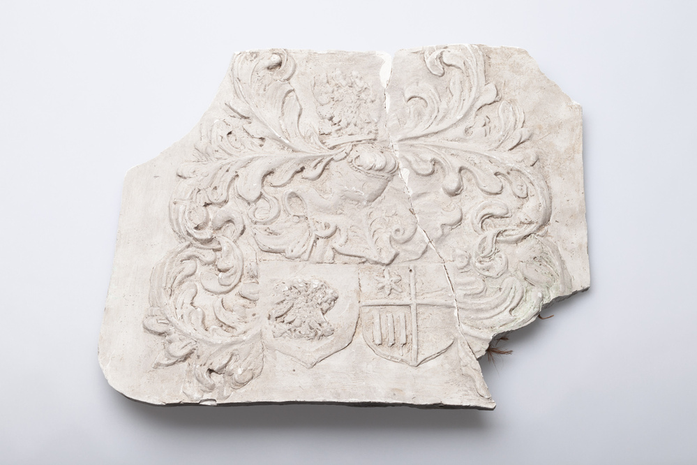 Gipsafgietsels van de klok te Zuidhorn