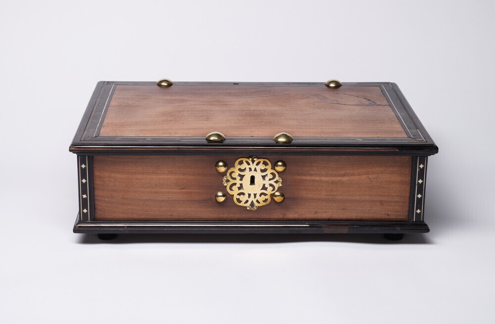 Kistje met koperwerk