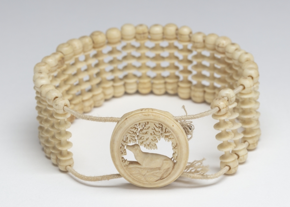 Drie armbanden van ivoor