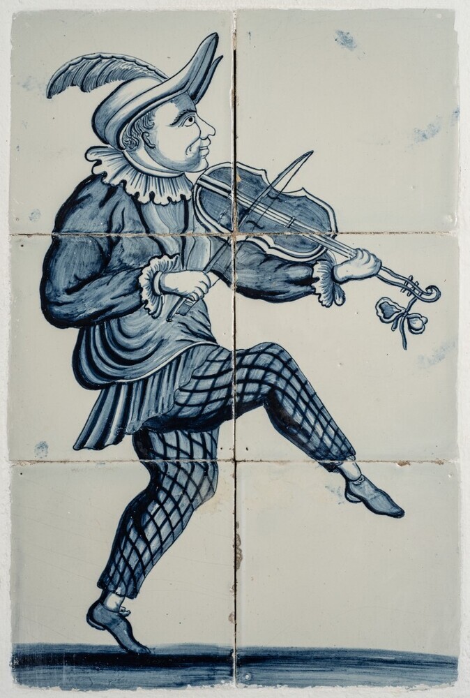 Tegeltableau: Harlekijn met viool.