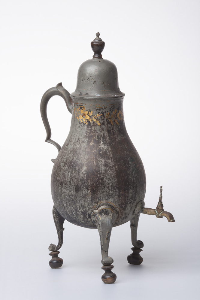 Zwartgelakte kraantjespot van tin met koperen komfoor