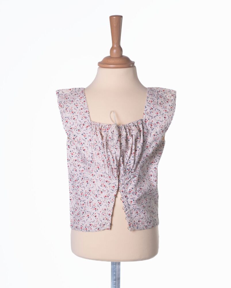 Een onderlijfje van wit bedrukt katoen