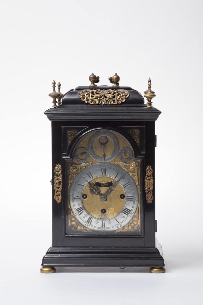 Tafelklok in ebbenhouten kastje