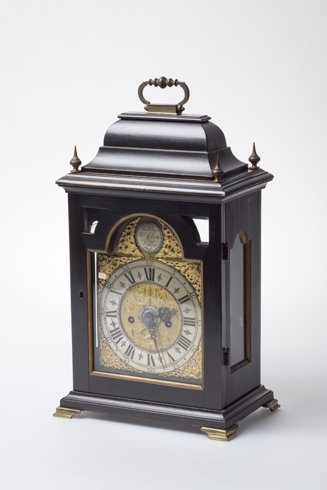 Tafelklok in ebbenhouten kast