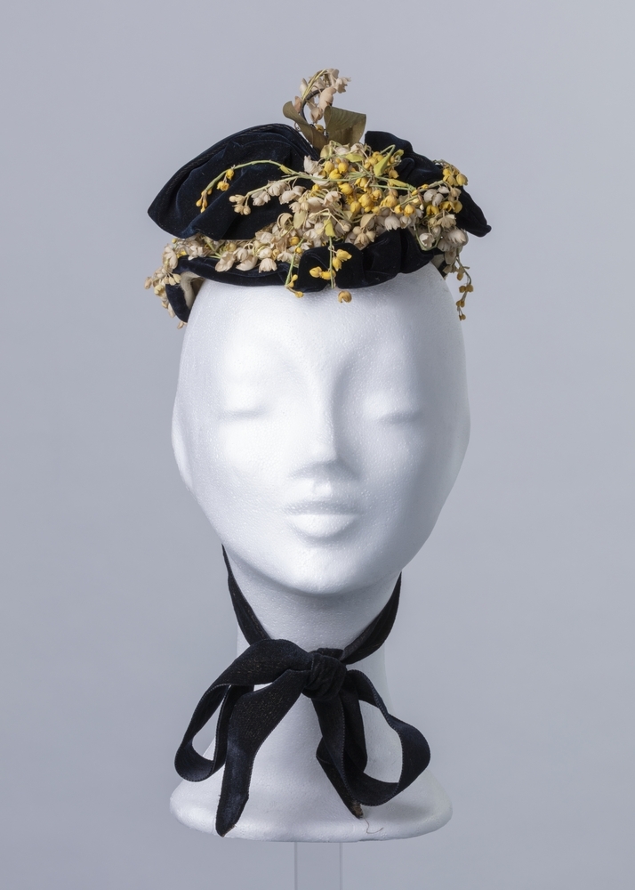 Klein dameshoedje met goudgalon
