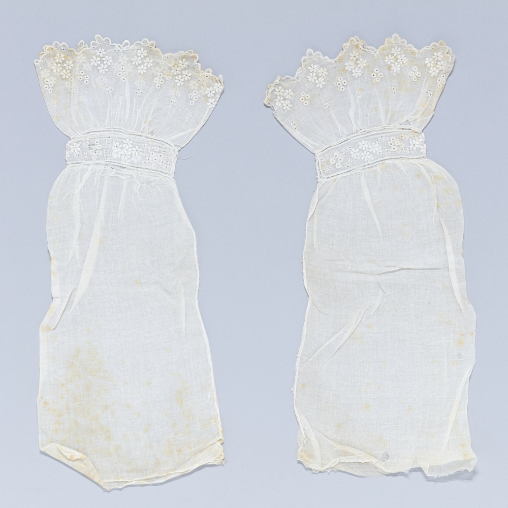 Insteekmouwen van batist