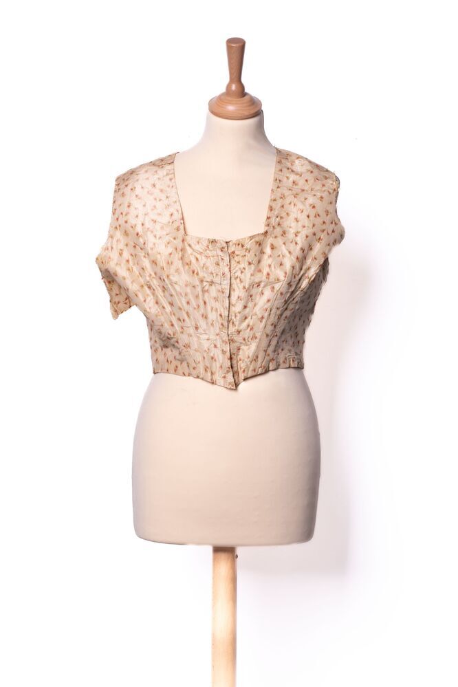 Een kort lijfje van zachtgele zijde