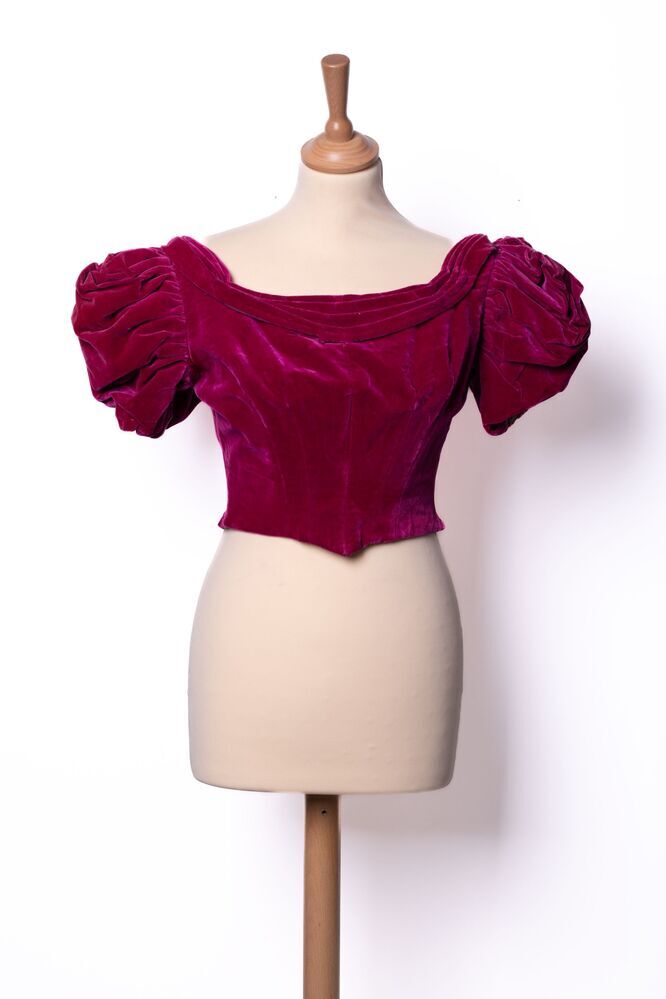 Een lijfje van kersenrood fluweel