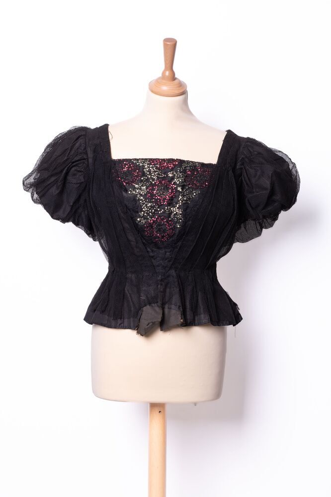 Lijfje van zwarte zijde met tule/gaas en lovertjes