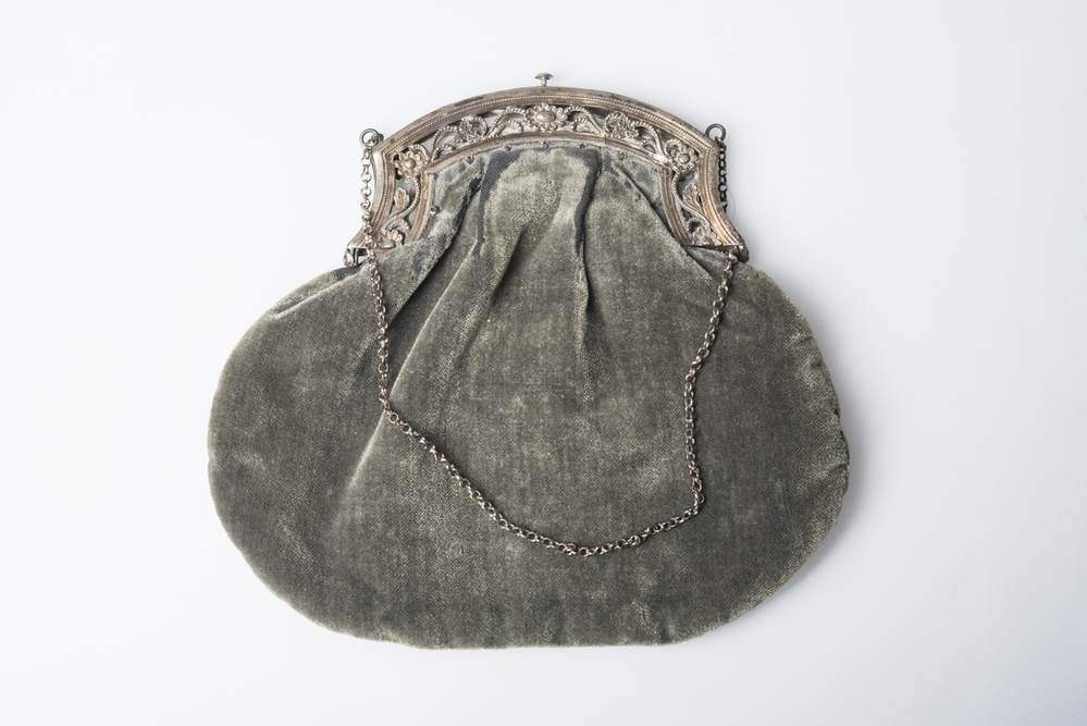 Tas met zilveren beugel en ketting