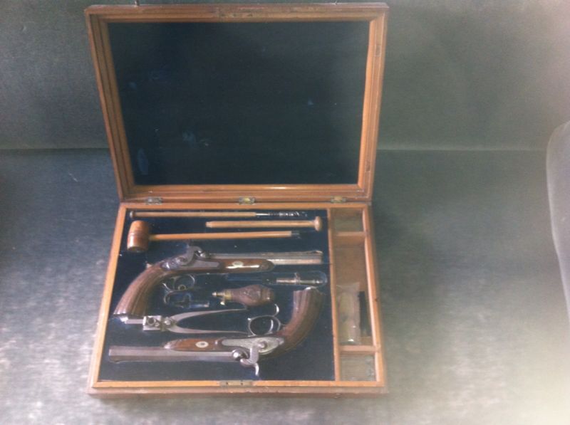 Kist met duelleer pistolen en toebehoren