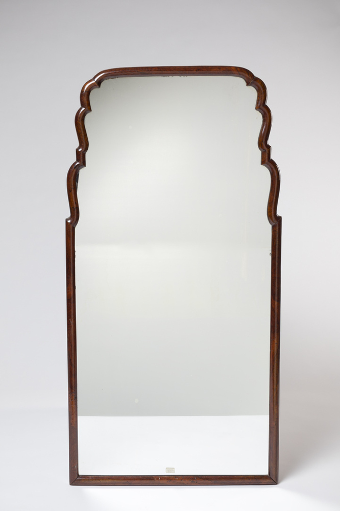 Langwerpige spiegel met wortelnotenhouten lijst