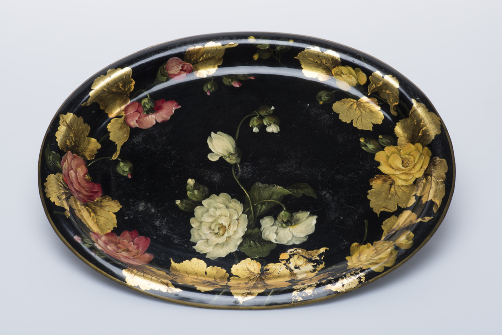 Twee ovale presenteerbladen van zwart gelakt blik