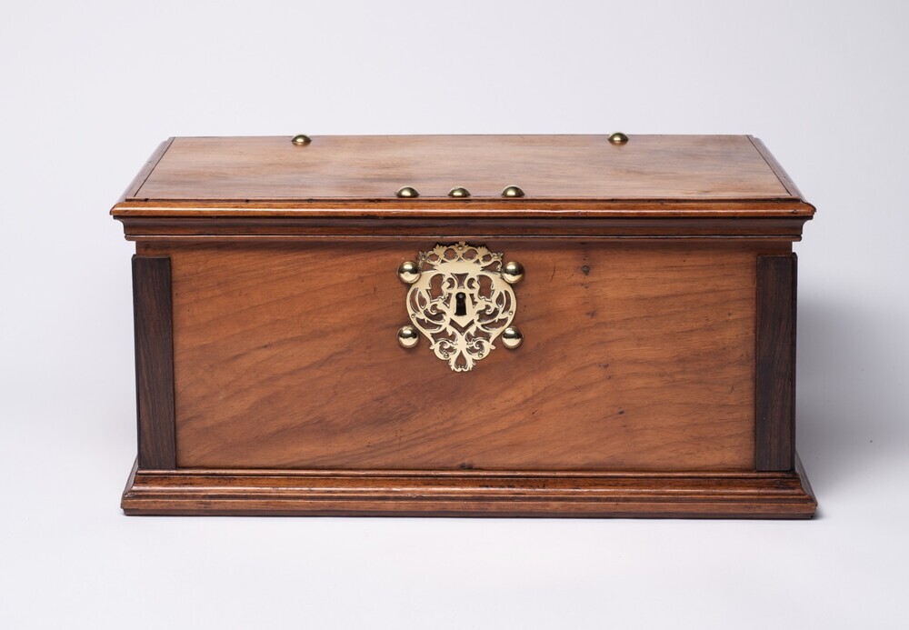 Kistje met messing beslag