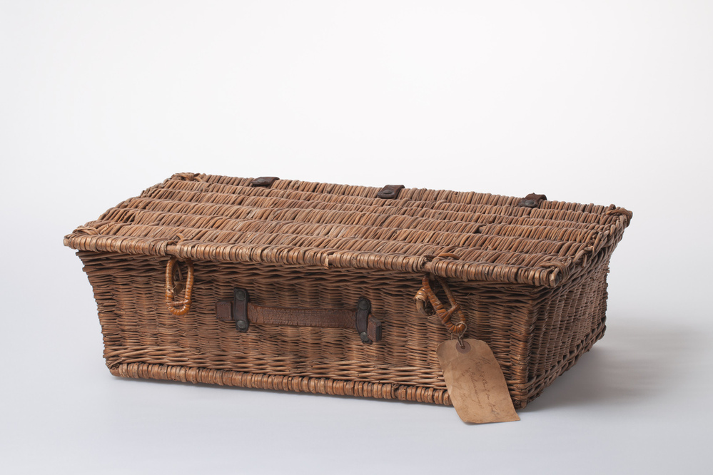 Rieten mand met leren handvat