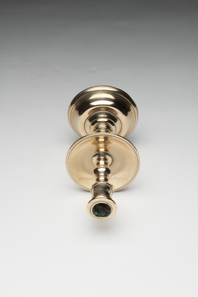 Twee messing schijfkandelaars