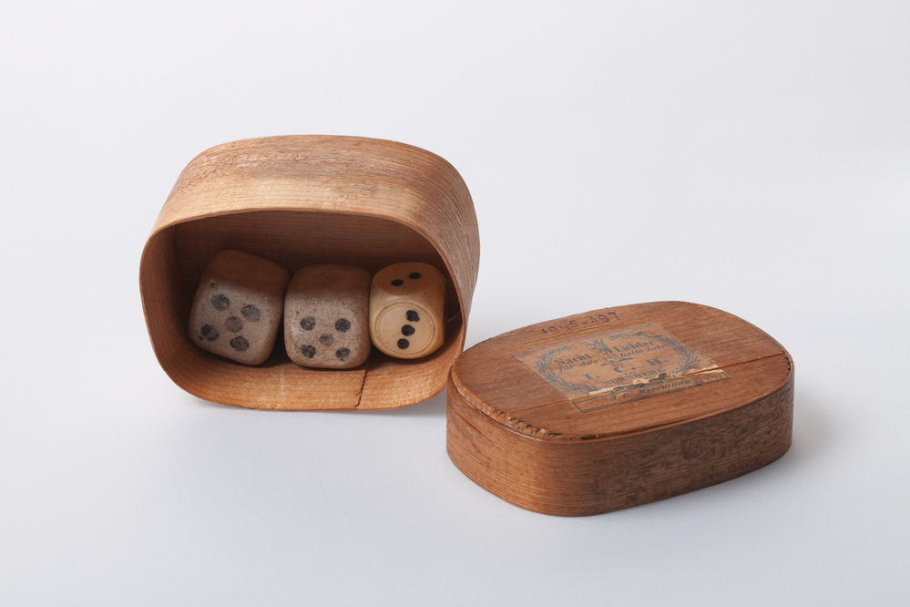 Doos  met dobbelstenen