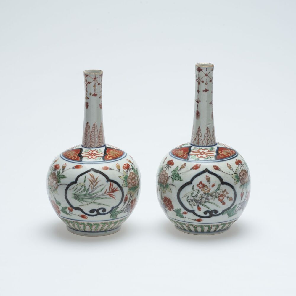 Twee flesje of vaasjes