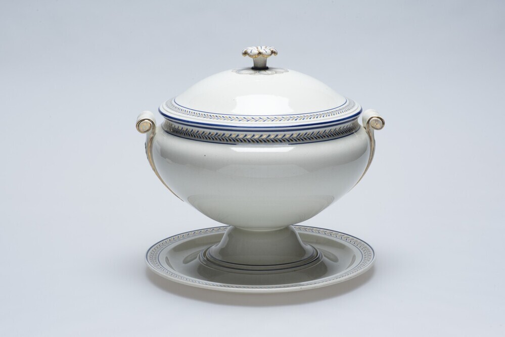 Deel van Wedgwood servies: soepterrine met deksel en onderschotel