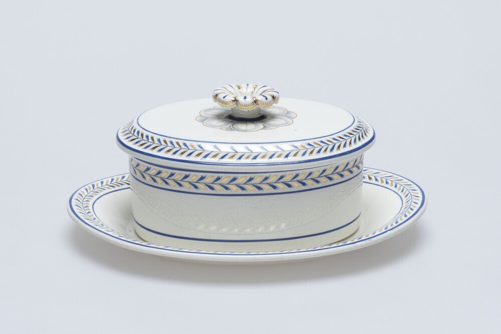 Deel van Wedgwood servies: 2 botervloten met deksel en onderschotel